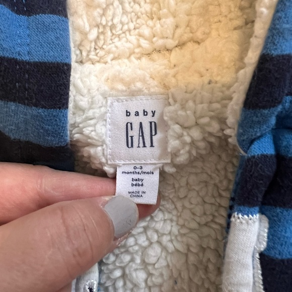 Gap 0-3 month fleece suit - Picture 3 of 4